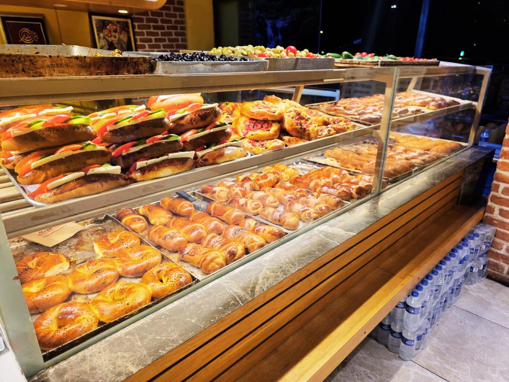 Kadıköy simit fırını Bakaç’ta sandviç, poğaça, açma ve mini pizzaların bulunduğu tezgah