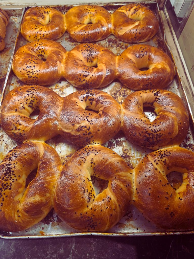 Bakaç Simit’te taze pişmiş zeytinli, peynirli,çikolatalı,kaşarlı, açma çeşitleri ve tatlı hamur işleri